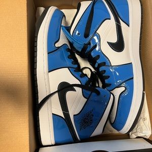 WORN TWICE. Light Blue Jordan’s size mens 8. Basically brand new 💙